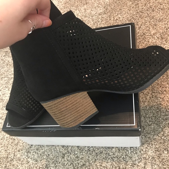 Tassel Zip Perforated Peep Toe Chunky Heel - Picture 6 of 7